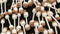 Korek kuping dengan kotoran kuping yang kotor, jadi inspirasi Ellen dalam membuat marshmallow dengan lapisan karamel. Foto: Facebook Cake Genus