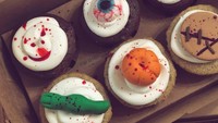 Tak hanya jago membuat aneka cemilan hingga permen dengan konsep seram. Ellen juga mahir mendekorasi cupcake dengan tema Halloween. Foto: Facebook Cake Genus