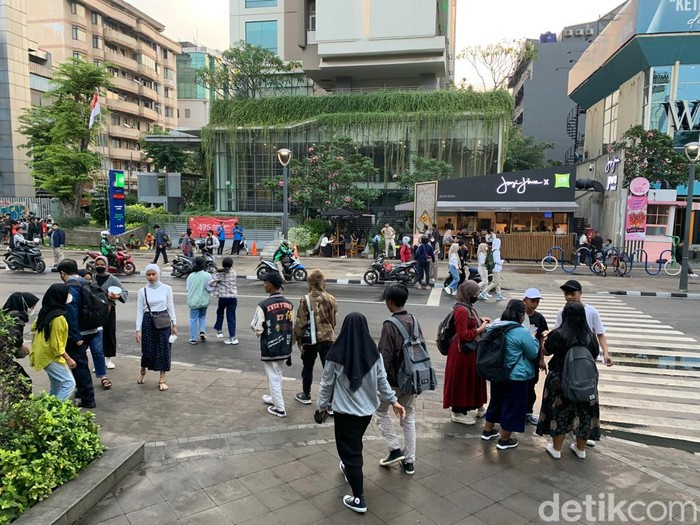 Dukuh Atas kini ramai menjadi destinasi nongkrong bocah Citayam. Tak hanya itu, kawasan Dukuh Atas juga ramai dikunjungi berbagai kalangan masyarakat.