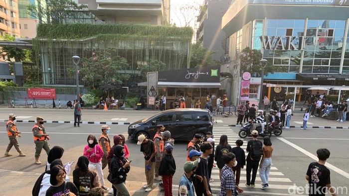Dukuh Atas kini ramai menjadi destinasi nongkrong bocah Citayam. Tak hanya itu, kawasan Dukuh Atas juga ramai dikunjungi berbagai kalangan masyarakat.