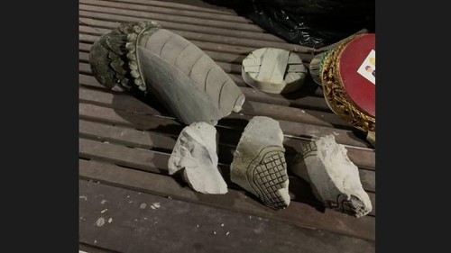 Serpihan ekor patung naga yang telah rusak di Pura Tibukleneng, Banjar Tandeg, Desa Tibubeneng, Senin (4/7/2022)