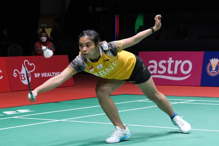 KUALA LUMPUR, MALAYSIA - JULY 07: Gregoria Mariska Tunjung of Indonesia in action against Kim Ga Eun of South Korea in their womens singles on day three of the Perodua Malaysia Masters at Axiata Arena on July 07, 2022 in Kuala Lumpur, Malaysia. (Photo by How Foo Yeen/Getty Images)