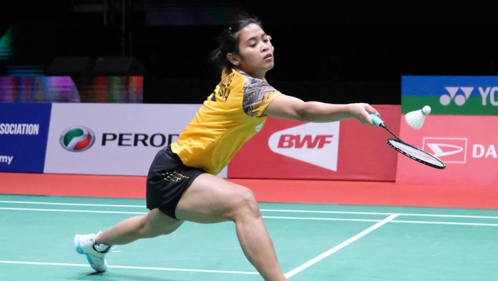 Sikat Wakil Korsel, Gregoria ke Perempatfinal Malaysia Masters 2022 KUALA LUMPUR, MALAYSIA - JULY 07: Gregoria Mariska Tunjung of Indonesia in action against Kim Ga Eun of South Korea in their women's singles on day three of the Perodua Malaysia Masters at Axiata Arena on July 07, 2022 in Kuala Lumpur, Malaysia. (Photo by How Foo Yeen/Getty Images)