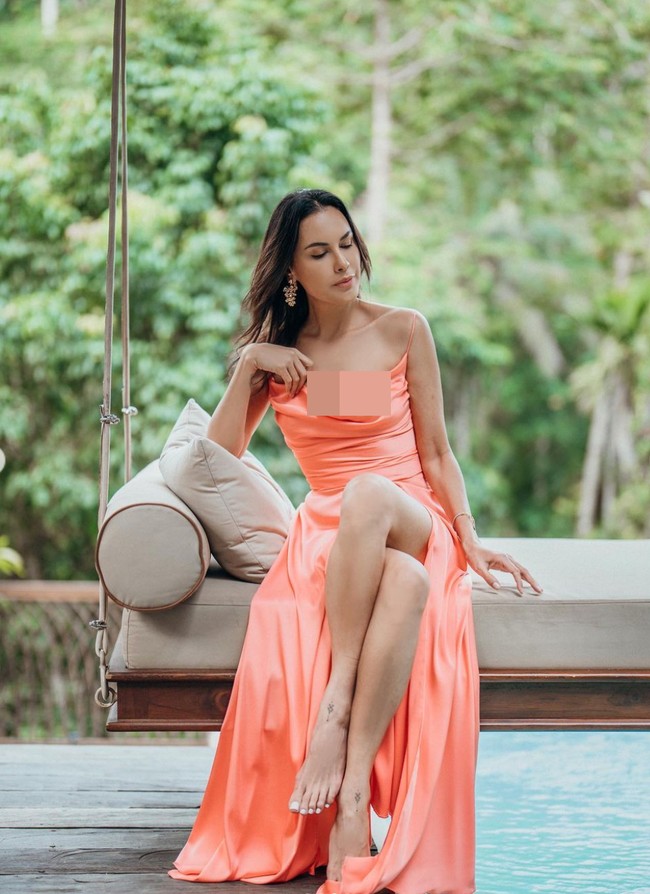 Baru-baru ini Sophia Latjuba tampak membagikan hasil pemotretan terbarunya dengan mengenakan dress seksi berwarna peach. Dress panjang bertali spaghetti itu memiliki belahan yang cukup tinggi sampai ke paha. Potongan dadanya juga terlihat cukup rendah. Foto: dok. Instagram/@sophia_latjuba88