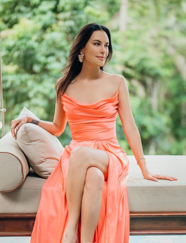 Dengan rambut terurai dan makeup natural, penampilan Sophia Latjuba tampak begitu cantik mempesona. Untuk melengkapinya, Sophia menggunakan anting berwarna emas yang menjuntai di kedua telinganya. Foto: dok. Instagram/@sophia_latjuba88