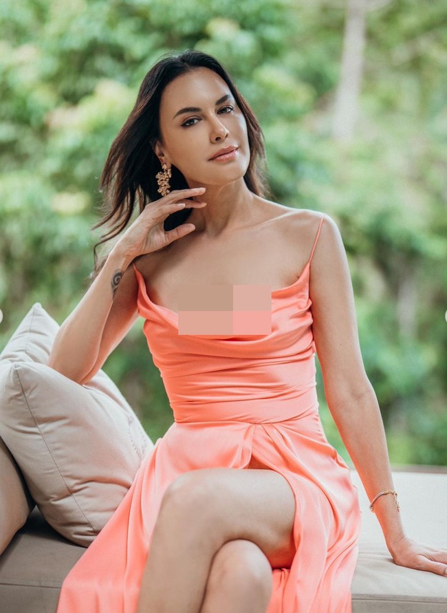 Penampilan Sophia Latjuba memang selalu berhasil mencuri atensi. Walaupun sudah berusia 51 tahun, namun Sophia Latjuba masih begitu awet muda. Gayanya bahkan tak kalah dari anak ABG. Foto: dok. Instagram/@sophia_latjuba88