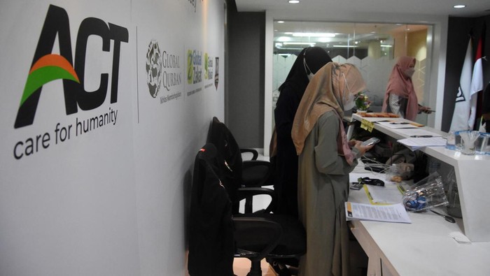 Suasana Kantor ACT Saat Izin Pengumpulan Uang dan Barang Dicabut Pegawai beraktivitas di kantor Aksi Cepat Tanggap (ACT), Menara 165, Jakarta, Rabu (6/7/2022). Kementerian Sosial mencabut izin Penyelenggaraan Pengumpulan Uang dan Barang (PUB) yang telah diberikan kepada Yayasan Aksi Cepat Tanggap (ACT) Tahun 2022 terkait adanya dugaan pelanggaran peraturan yang dilakukan oleh pihak yayasan. ANTARA FOTO/Indrianto Eko Suwarso/foc.