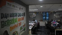 Tampak kantor Aksi Cepat Tanggap (ACT), Menara 165, masih beroperasi dan ramai pegawai, Rabu (6/7) kemarin.  