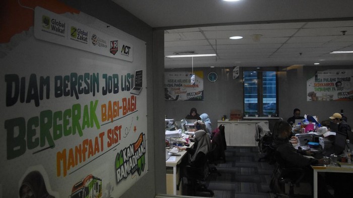 Suasana Kantor ACT Saat Izin Pengumpulan Uang dan Barang Dicabut Pegawai beraktivitas di kantor Aksi Cepat Tanggap (ACT), Menara 165, Jakarta, Rabu (6/7/2022). Kementerian Sosial mencabut izin Penyelenggaraan Pengumpulan Uang dan Barang (PUB) yang telah diberikan kepada Yayasan Aksi Cepat Tanggap (ACT) Tahun 2022 terkait adanya dugaan pelanggaran peraturan yang dilakukan oleh pihak yayasan. ANTARA FOTO/Indrianto Eko Suwarso/foc.