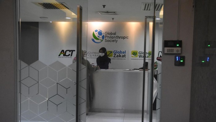 Suasana Kantor ACT Saat Izin Pengumpulan Uang dan Barang Dicabut Pegawai beraktivitas di kantor Aksi Cepat Tanggap (ACT), Menara 165, Jakarta, Rabu (6/7/2022). Kementerian Sosial mencabut izin Penyelenggaraan Pengumpulan Uang dan Barang (PUB) yang telah diberikan kepada Yayasan Aksi Cepat Tanggap (ACT) Tahun 2022 terkait adanya dugaan pelanggaran peraturan yang dilakukan oleh pihak yayasan. ANTARA FOTO/Indrianto Eko Suwarso/foc.