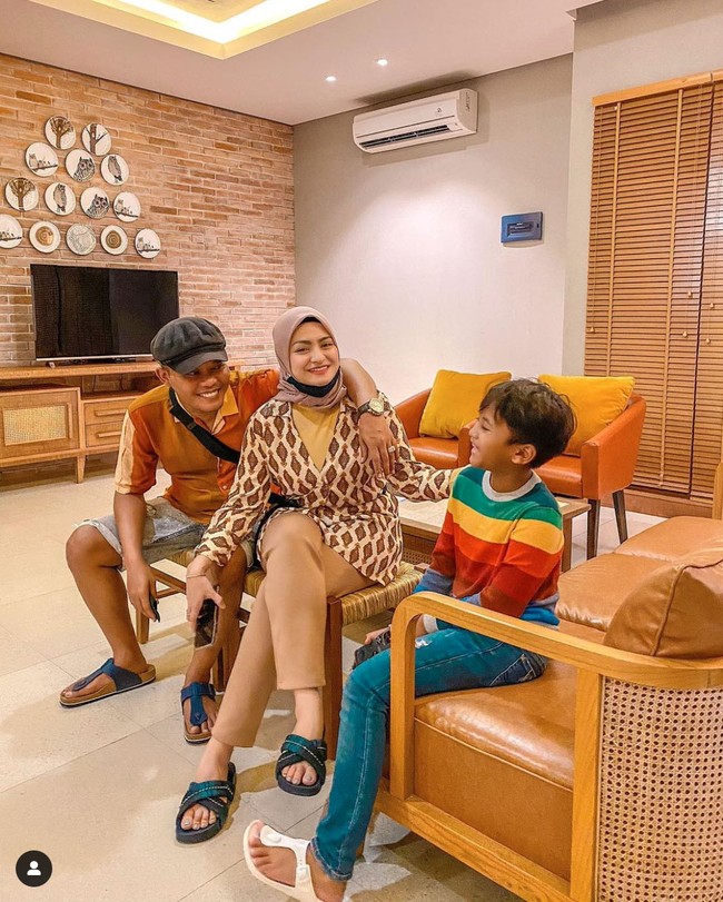 Melalui akun Instagramnya, Sule kerap membagikan foto-foto kebersamaannya dengann Nathalie dan anak-anak mereka. Walaupun bukan ibu kandung, namun Nathalie tampak cukup dekat dengan anak-anak Sule, terutama dengan anak keempatnya, Ferdinand Ardyansyah. Foto: dok. Instagram/@ferdinan_sule