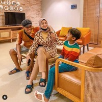 Melalui akun Instagramnya, Sule kerap membagikan foto-foto kebersamaannya dengann Nathalie dan anak-anak mereka. Walaupun bukan ibu kandung, namun Nathalie tampak cukup dekat dengan anak-anak Sule, terutama dengan anak keempatnya, Ferdinand Ardyansyah. Foto: dok. Instagram/@ferdinan_sule