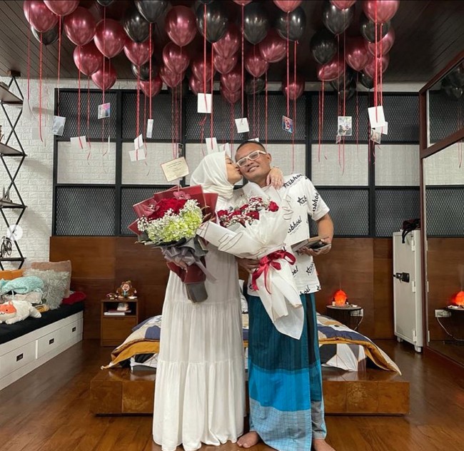 Setelah menikah dan tinggal bersama, Sule dan Nathalie pun terlihat semakin mesra. Seperti dalam foto ini, Nathalie tampak mencium pipi Sule dengan penuh cinta. Foto: dok. Instagram/@ferdinan_sule