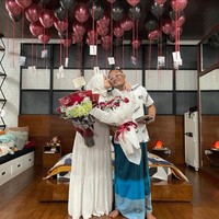 Setelah menikah dan tinggal bersama, Sule dan Nathalie pun terlihat semakin mesra. Seperti dalam foto ini, Nathalie tampak mencium pipi Sule dengan penuh cinta. Foto: dok. Instagram/@ferdinan_sule