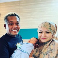 Sebagai ayah siaga, Sule tampak begitu setia menemani sang istri, termasuk dalam proses persalinannya. Begini potretnya bersama Andre Taulany yang hadir kala itu untuk menjenguk anak Nathalie dan Sule, Baby Adzam. Foto: dok. Instagram/@ferdinan_sule