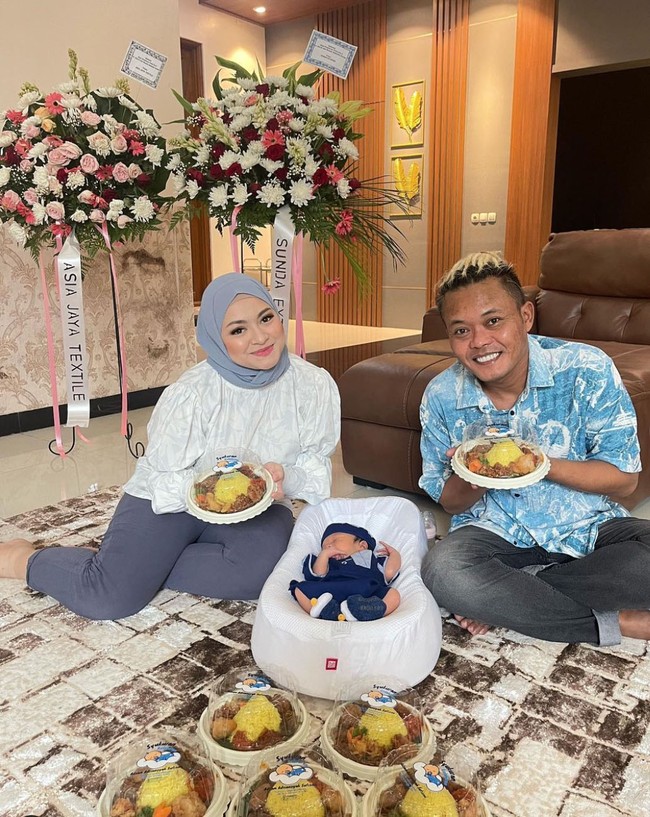 Setelah putranya lahir dengan lancar, Sule dan Nathalie menggelar acara tasyakuran. Ketiganya terlihat tampil kompak sebagai sebuah keluarga. Foto: dok. Instagram/@ferdinan_sule