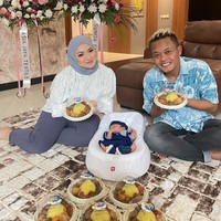 Setelah putranya lahir dengan lancar, Sule dan Nathalie menggelar acara tasyakuran. Ketiganya terlihat tampil kompak sebagai sebuah keluarga. Foto: dok. Instagram/@ferdinan_sule