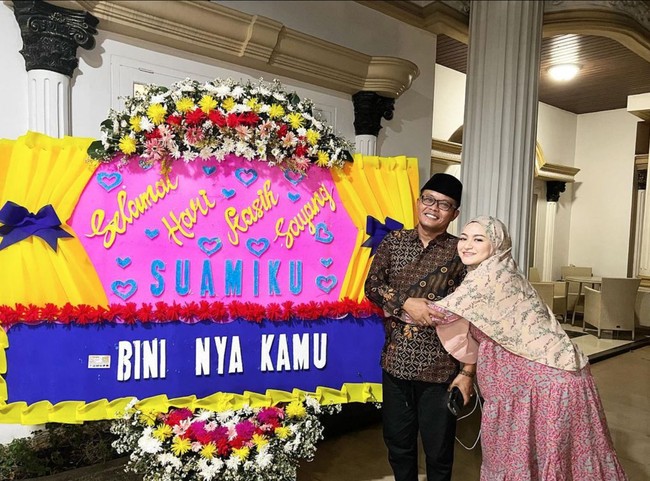 Bertepatan dengan momen hari kasih sayang pada 14 Februari lalu, Nathalie terlihat memberikan kejutan romantis kepada suaminya dengan memberinya bunga papan. Keduanya pun masih terlihat mesra dan harmonis. Foto: dok. Instagram/@ferdinan_sule