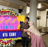 Bertepatan dengan momen hari kasih sayang pada 14 Februari lalu, Nathalie terlihat memberikan kejutan romantis kepada suaminya dengan memberinya bunga papan. Keduanya pun masih terlihat mesra dan harmonis. Foto: dok. Instagram/@ferdinan_sule