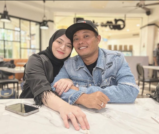 Setelah setahun lebih menjalani kehidupan rumah tangga bersama Sule, Nathalie akhirnya memutuskan untuk bercerai. Sidang perdana perceraian Nathalie dan Sule itu akan dilangsungkan pada 20 Juli 2022. Foto: dok. Instagram/@ferdinan_sule