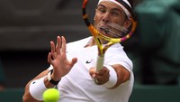 Pemilik 22 grand slam itu menang dalam duel lima set, 3-6, 7-5, 3-6, 7-5, 7(10)-6(4). (Hannah Mckay/Reuters)