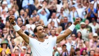 Dengan lolos ke semifinal Wimbledon, Nadal menjaga asa untuk bisa menyapu bersih grand slam tahun ini. Sebelumnya, petenis 36 tahun itu sudah memenangkan Australia Terbuka dan Prancis Terbuka 2022. (Hannah Mckay/Reuters)