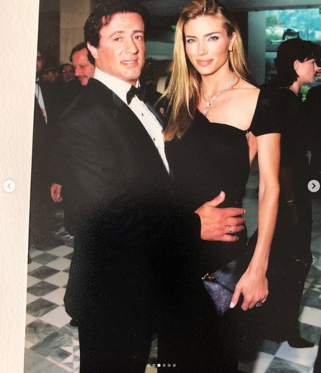 Banyak yang memprediksi pernikahan tersebut tak bertahan lama mengingat reputasi Sylvester Stallone sebagai playboy. Dari pernikahan ini, keduanya dikaruniai tiga putri cantik yakni Sophia, Sistine, dan Scarlet. Foto: Dok. Instagram