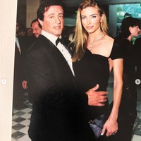 Banyak yang memprediksi pernikahan tersebut tak bertahan lama mengingat reputasi Sylvester Stallone sebagai playboy. Dari pernikahan ini, keduanya dikaruniai tiga putri cantik yakni Sophia, Sistine, dan Scarlet. Foto: Dok. Instagram