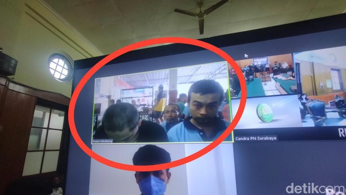 Tangis terdakwa usai divonis mati di PN Surabaya