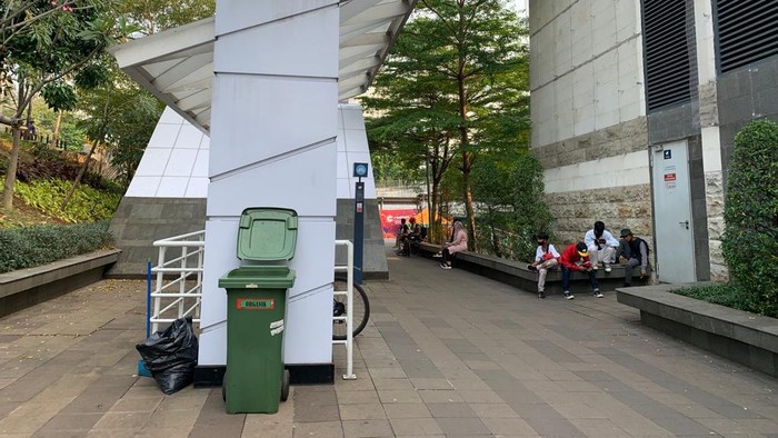 Tempat sampah di kawasan Dukuh Atas, Jakarta Pusat.