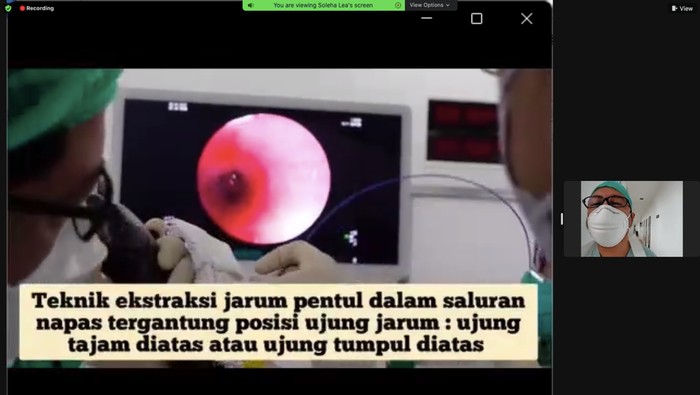 Tersedak jarum pentul Gadis Depok Tersedak jarum pentul saat benerin hijab
