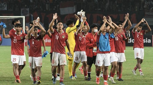 Sejumlah pesepak bola Tim Nasional Indonesia U-19 menyapa penonton usai pertandingan pesepak bola Tim Nasional Thailand U-19 Chanapach Buaphan (kanan) dalam laga penyisihan Grup Piala AFF U19 2022 di Stadion Patriot Chandrabhaga, Bekasi, Jawa Barat, Rabu (6/7/2022). Pertandingan itu berakhir 0-0. ANTARA FOTO/ Fakhri Hermansyah/foc.