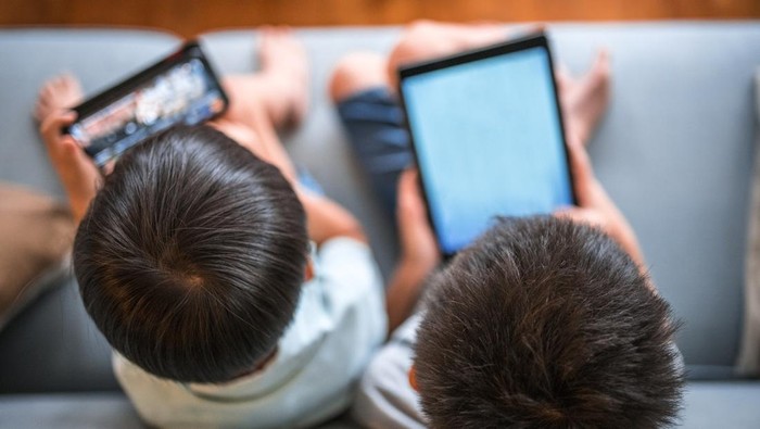 tindakan yang dapat merusak sel otak anak, gadget berlebihan salah satunya