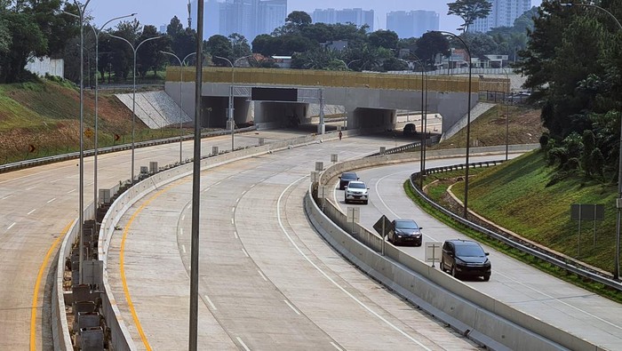TOL SERBARAJA TUNTAS JALANI UJI LAIK FUNGSI DAN OPERASI Kendaraan melintas di samping ruas tol Serpong - Balaraja (Serbaraja) seksi 1A yang pembangunannya sudah rampung di Serpong, Tangerang Selatan, banten, Kamis (7/7/2022). Sinarmas Land melalui PT Trans Bumi Serbaraja di bawah supervisi Direktorat Jenderal Bina Marga Kementerian Pekerjaan Umum dan Perumahan Rakyat (PUPR) tuntas melaksanakan Uji Laik Fungsi (ULF) dan Uji Laik Operasi (ULO) Tol Serpong-Balaraja (Serbaraja) seksi 1A sepanjang 5,15 kilometer. ANTARA FOTO/Muhammad Iqbal/hp.