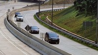 Kendaraan melintas di samping ruas tol Serpong - Balaraja (Serbaraja) seksi 1A yang pembangunannya sudah rampung di Serpong, Tangerang Selatan, banten, Kamis (7/7/2022).