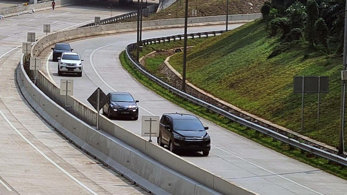 Kendaraan melintas di samping ruas tol Serpong - Balaraja (Serbaraja) seksi 1A yang pembangunannya sudah rampung di Serpong, Tangerang Selatan, banten, Kamis (7/7/2022). Sinarmas Land melalui PT Trans Bumi Serbaraja di bawah supervisi Direktorat Jenderal Bina Marga Kementerian Pekerjaan Umum dan Perumahan Rakyat (PUPR) tuntas melaksanakan Uji Laik Fungsi (ULF) dan Uji Laik Operasi (ULO) Tol Serpong-Balaraja (Serbaraja) seksi 1A sepanjang 5,15 kilometer. ANTARA FOTO/Muhammad Iqbal/hp.