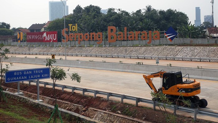 Kendaraan melintas di samping ruas tol Serpong - Balaraja (Serbaraja) seksi 1A yang pembangunannya sudah rampung di Serpong, Tangerang Selatan, banten, Kamis (7/7/2022). Sinarmas Land melalui PT Trans Bumi Serbaraja di bawah supervisi Direktorat Jenderal Bina Marga Kementerian Pekerjaan Umum dan Perumahan Rakyat (PUPR) tuntas melaksanakan Uji Laik Fungsi (ULF) dan Uji Laik Operasi (ULO) Tol Serpong-Balaraja (Serbaraja) seksi 1A sepanjang 5,15 kilometer. ANTARA FOTO/Muhammad Iqbal/hp.