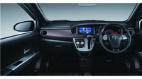 Sementara di bagian interiornya, hadir nuansa baru dengan New Two-tone Brown & Black with New Black Headlining di sekujur interior. Paduan kelir cokelat dan hitam yang meningkatkan kesan prestige kembali diperlihatkan oleh New Two-tone Brown & Black with New Stitch Design pada seluruh jok mobil.  (Foto: Dok. Toyota Astra Motor)