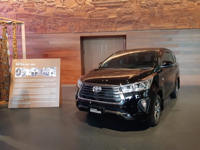 Toyota Innova dan Toyota Alphard berkolaborasi dengan maestro batik Indonesia, Iwan Tirta.