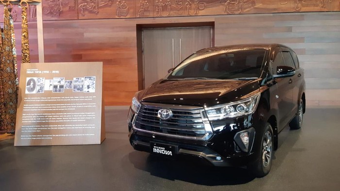 Toyota Innova dan Toyota Alphard berkolaborasi dengan maestro batik Indonesia, Iwan Tirta.