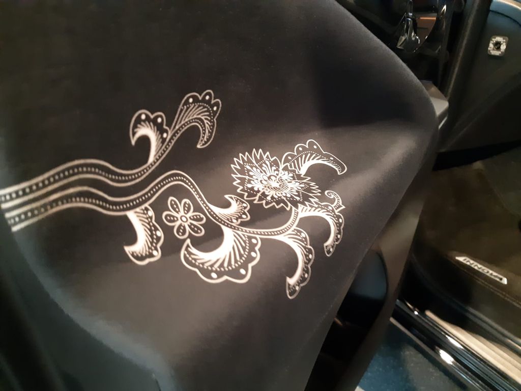 Toyota Innova dan Toyota Alphard berkolaborasi dengan maestro batik Indonesia, Iwan Tirta.