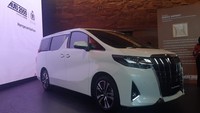 Pada 2022, Auto2000 berkolaborasi dengan Iwan Tirta menghadirkan Toyota Alphard edisi batik. Tujuannya jelas, untuk meningkatkan kebanggaan atas batik melalui penggunaan batik di interior mobil Toyota, sekaligus merayakan HUT Astra ke-65. Ridwan Arifin/detikcom