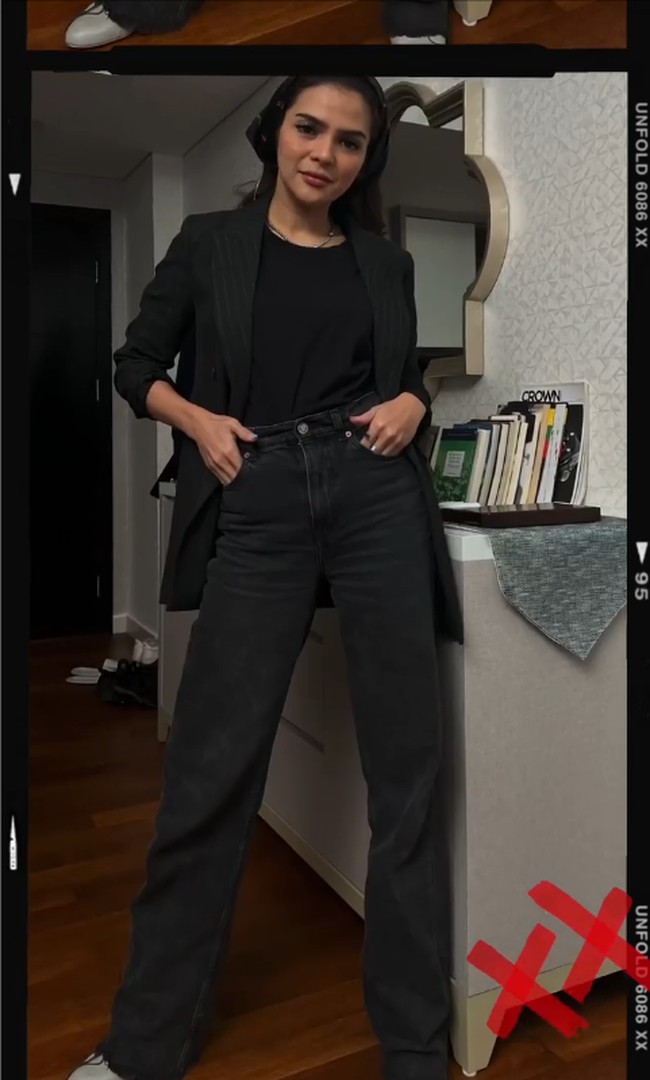 Rosmanizar mengunggah video Reels di Instagramnya yang memperlihatkan rambut dilengkapi outfit ala cewek mamba. Warganet menanggapi keputusan Rosmanizar lepas hijab. Ooh sekarang lepas hijab toh. Padahal cantik pake, kata akun @jum_juminten_. Lho kok gak pakai hijab? tanya akun @ilfa_84. Pakai hijab lebih keren😍😍😍, timpal akun @alya_nur_r8zky. Foto: Dok. Instagram @rosmanizar12.