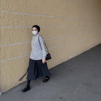 Gaya hijab Rosmanizar berubah pada 2021. Wanita yang mempunyai 132 ribu pengikut di Instagram ini tampil dengan hijab turban dan bergaya serba monokrom. Dalam foto ini, ia tampil simpel dan edgy dengan blouse abu-abu dan bawahan hitam. Foto: Dok. Instagram @rosmanizar12.