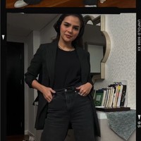 Rosmanizar mengunggah video Reels di Instagramnya yang memperlihatkan rambut dilengkapi outfit ala cewek mamba. Warganet menanggapi keputusan Rosmanizar lepas hijab. Ooh sekarang lepas hijab toh. Padahal cantik pake, kata akun @jum_juminten_. Lho kok gak pakai hijab? tanya akun @ilfa_84. Pakai hijab lebih keren😍😍😍, timpal akun @alya_nur_r8zky. Foto: Dok. Instagram @rosmanizar12.