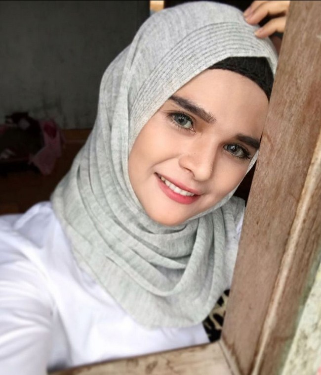 Tampil dengan natural makeup, Rosmanizar terlihat memesona dilengkapi dengan hijab bergo abu-abu dan inner hijab hitam. Penampilannya mendapatkan pujian dari warganet. Cantiknya pake banget, tulis akun @verro_kenzie. Aduh ya Allah cantik, puji akun @shindywirastuti. Foto: Dok. Instagram @rosmanizar12.