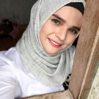 Tampil dengan natural makeup, Rosmanizar terlihat memesona dilengkapi dengan hijab bergo abu-abu dan inner hijab hitam. Penampilannya mendapatkan pujian dari warganet. Cantiknya pake banget, tulis akun @verro_kenzie. Aduh ya Allah cantik, puji akun @shindywirastuti. Foto: Dok. Instagram @rosmanizar12.