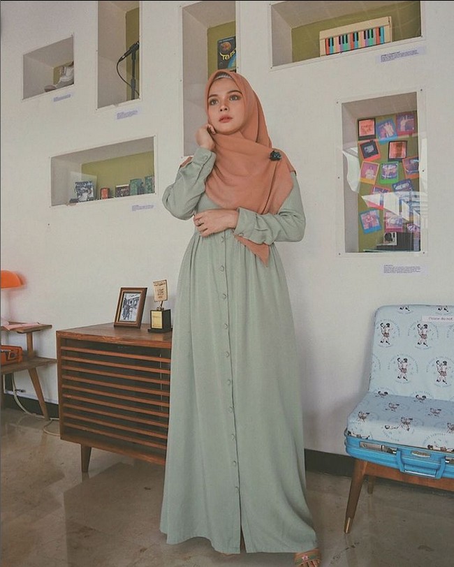 Sebelum menikah dengan Didi, Rosmanizar pernah mengunggah foto saat menggunakan hijab segi empat dan gamis. Hijabnya ia bentuk menutupi bagian dada dan menggunakan bros di pundak untuk mempercantik penampilan. Foto: Dok. Instagram @rosmanizar12.