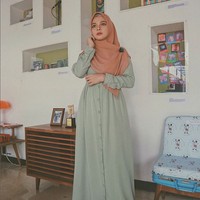 Sebelum menikah dengan Didi, Rosmanizar pernah mengunggah foto saat menggunakan hijab segi empat dan gamis. Hijabnya ia bentuk menutupi bagian dada dan menggunakan bros di pundak untuk mempercantik penampilan. Foto: Dok. Instagram @rosmanizar12.