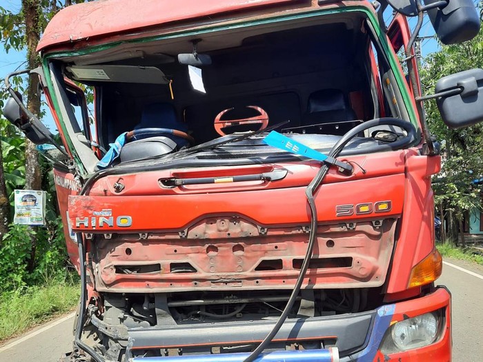 Truk milik Pertamina terlibat kecelakaan dengan Fuso di Pandeglang, Banten.
